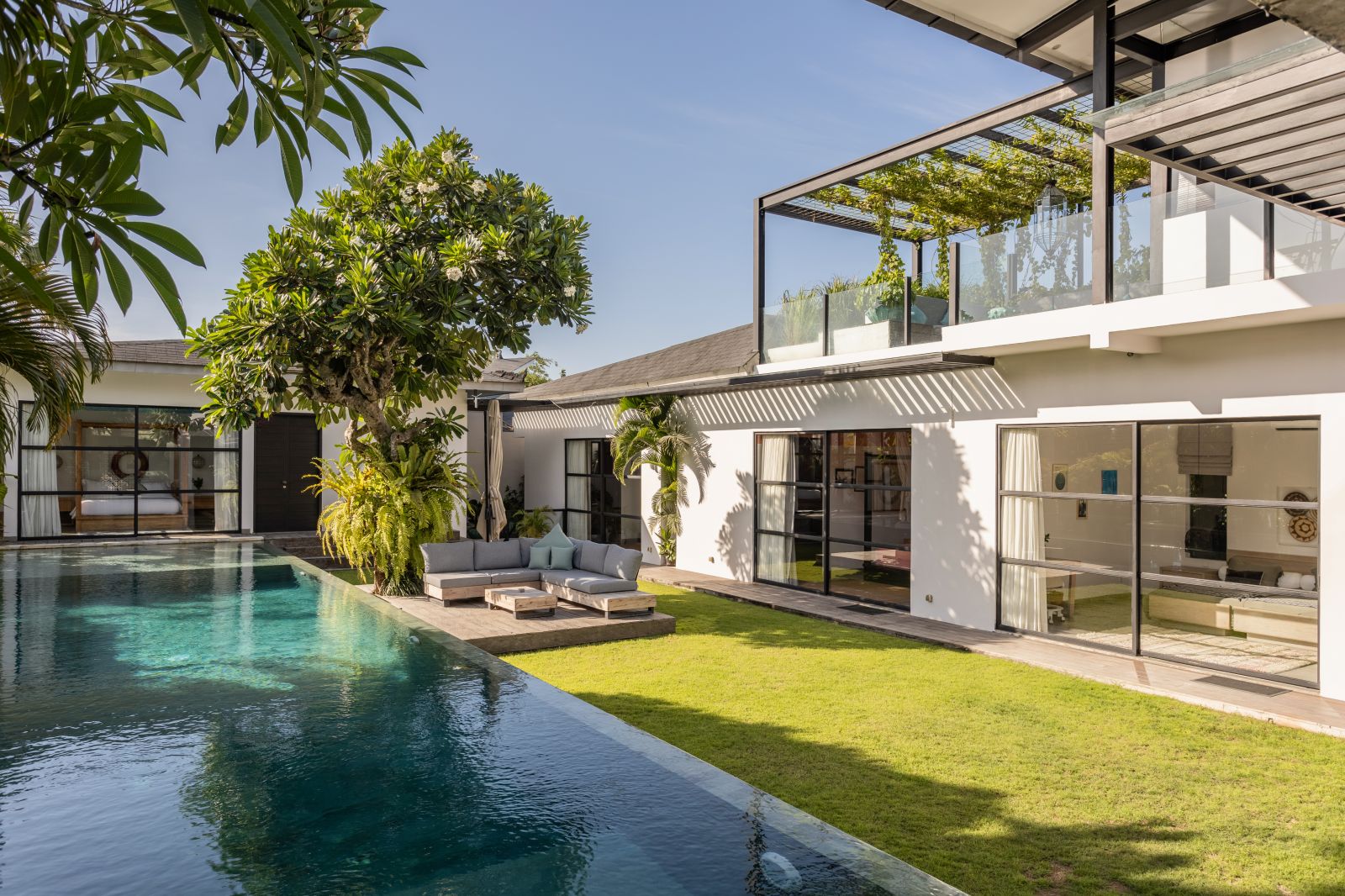 MODERN EFFORTLESS FAMILY HOME